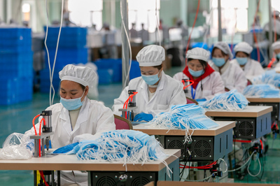 上海:加紧生产口罩助力抗疫
